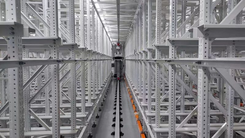 塑料周转箱与铁质周转箱：材质差异与适用场景解析